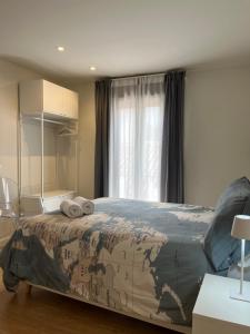 een slaapkamer met een bed met een kaart erop bij Casa Torre Hacho in Antequera