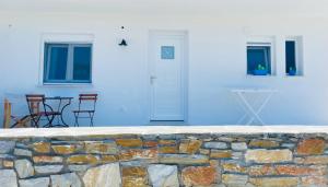 Balkón nebo terasa v ubytování Colorful,newly renovated artistic apartment in the port of Gavrio
