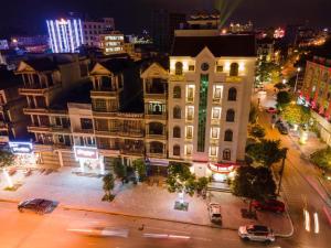 una vista aérea de un edificio en una ciudad por la noche en TRƯỜNG GIANG HOTEL Móng Cái en Móng Cái