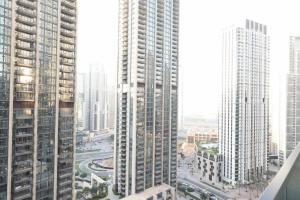 uma vista aérea de uma cidade com edifícios altos em Brown Stone Holiday Homes Act em Dubai
