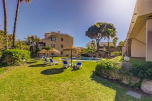 podwórze z krzesłami i basenem w obiekcie 75-Apartment with Views in Elviria, Marbella w Marbelli