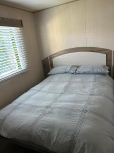 uma cama grande num quarto com uma janela em Blue quary em Hastings