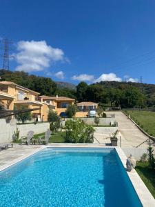 - une piscine en face d'une maison dans l'établissement Résidence Pasturella, à Bastia
