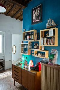 um quarto com uma secretária e uma parede azul em B&B Lorenzo&Lorenzo Vol.2 em Florença