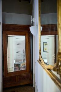 um espelho numa parede ao lado de um quarto em B&B Lorenzo&Lorenzo Vol.2 em Florença