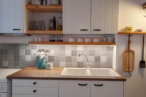 Kuchyň nebo kuchyňský kout v ubytování Chora Apartment