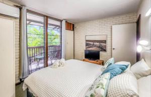 a bedroom with a bed and a large window at Kalbarri Reef Villa 7 in Kalbarri +9 photos