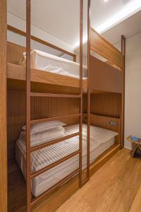 釜山にあるHotel Ground27の二段ベッド2組が備わる二段ベッド付きの客室です。