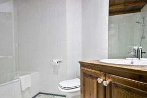 une salle de bain blanche avec un lavabo et des toilettes dans l'établissement Luderna - Apartamento Cap de Aran A3, à Baqueira-Beret 8 autres photos