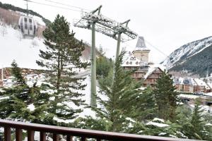 - une vue sur une station avec des arbres et une remontée mécanique dans l'établissement Luderna - Apartamento Cap de Aran A3, à Baqueira-Beret