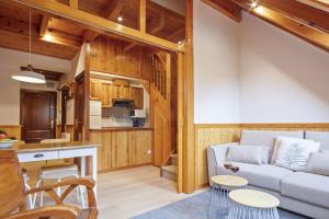 a living room with a couch and a table at Luderna - Dúplex Cap de Aran D3 in Baqueira-Beret