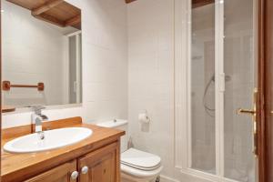 a bathroom with a toilet and a sink and a shower at Luderna - Dúplex Cap de Aran D3 in Baqueira-Beret