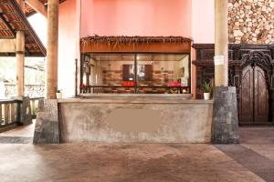 un kiosque dans un bâtiment avec une grande fenêtre dans l'établissement Ivory Boutique Hotel, à Rawang