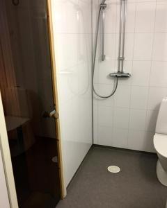 La salle de bains est pourvue d'une douche et de toilettes. dans l'établissement Private Chalet with Sauna, à Kiruna
