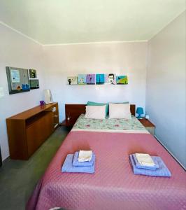 Postel nebo postele na pokoji v ubytování Colorful,newly renovated artistic apartment in the port of Gavrio
