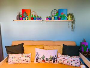Posezení v ubytování Colorful,newly renovated artistic apartment in the port of Gavrio