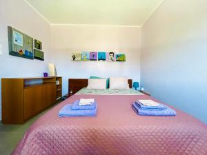 Postel nebo postele na pokoji v ubytování Colorful,newly renovated artistic apartment in the port of Gavrio