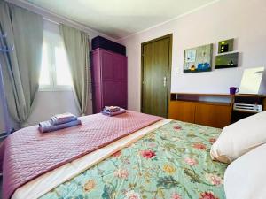 Postel nebo postele na pokoji v ubytování Colorful,newly renovated artistic apartment in the port of Gavrio