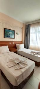 Duas camas sentadas uma ao lado da outra num quarto em Dilhan Hotel em Marmaris