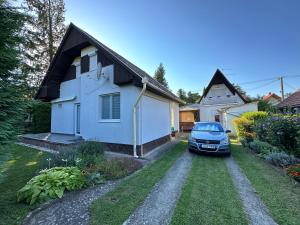 een auto geparkeerd op de oprit van een huis bij Berzsenyi Ház in Balatonfenyves