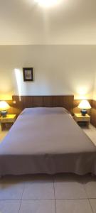 Cette chambre comprend un grand lit et 2 lampes. dans l'établissement Chambre B&B à Font Margout - Calme - 4km de Sarlat - Petit-déjeuner, à Sarlat-la-Canéda