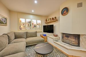 uma sala de estar com um sofá e uma lareira em Casa Migjorn em Valls de Torroella