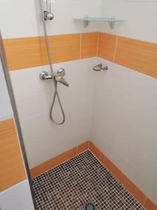 a bathroom with a shower with a hose at Casa de Rosa in Boquilla