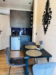 Η κουζίνα ή μικρή κουζίνα στο Lawendowe Domki Latoszyn-Zdrój Domek Hygge +18 φωτογραφίες
