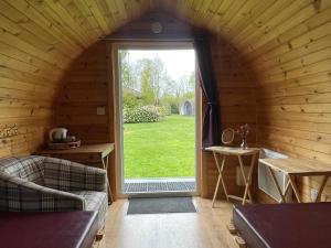 约克Belle Vista Glamping & Camping的一间位于木屋内且带大窗户的客房