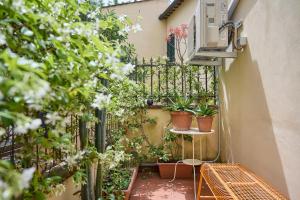 a small courtyard with a bench and potted plants at B&B Lorenzo&Lorenzo Vol.2 in Florence