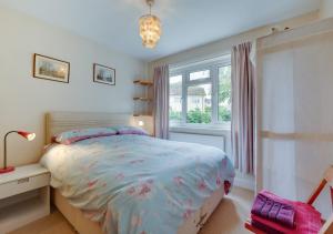 ein Schlafzimmer mit einem großen Bett und einem Fenster in der Unterkunft Middleton View in Ilkley