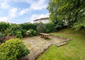 einen Picknicktisch auf einer Terrasse im Garten in der Unterkunft Middleton View in Ilkley