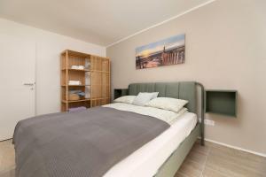 ein Schlafzimmer mit einem Bett und einem Bücherregal in der Unterkunft MIA Family Apartments Punat in Punat