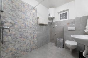 ein Badezimmer mit Toilette und Waschbecken in der Unterkunft MIA Family Apartments Punat in Punat + 45 Fotos