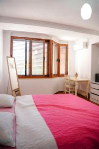 - une chambre avec un grand lit et une couverture rouge et blanche dans l'établissement Tirana Centre Lions Gate 1 Apartment, à Tirana