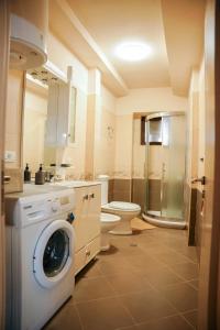 La salle de bains est pourvue d'un lave-linge et de toilettes. dans l'établissement Tirana Centre Lions Gate 1 Apartment, à Tirana