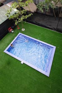 Басейн в Mosaic Liwliwa Hotel Near Beach або поблизу