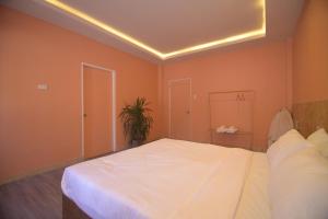Ліжко або ліжка в номері Mosaic Liwliwa Hotel Near Beach