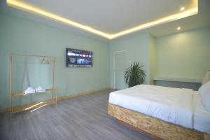 Ліжко або ліжка в номері Mosaic Liwliwa Hotel Near Beach