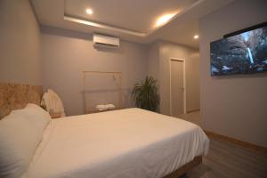 Ліжко або ліжка в номері Mosaic Liwliwa Hotel Near Beach