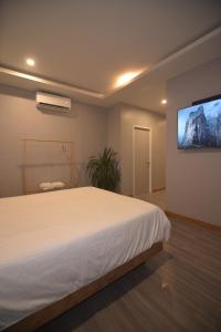 Ліжко або ліжка в номері Mosaic Liwliwa Hotel Near Beach