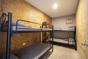 Ліжко або ліжка в номері Mosaic Liwliwa Hotel Near Beach