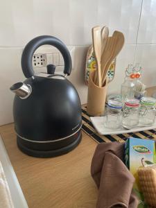 ein schwarzer Teekessel auf einer Küchentheke in der Unterkunft Le tre stelle in Castellabate
