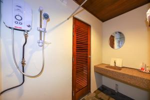 une salle de bain avec douche et lavabo dans l'établissement Ivory Boutique Hotel, à Rawang 38 autres photos
