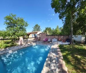Bazén v ubytování 1 Chambre piscine commune et 1 Gite piscine privée La Sauvasse nebo v jeho okolí