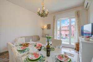 een eetkamer met een tafel en een tv bij Casa Milly - Happy Rentals in Desenzano del Garda