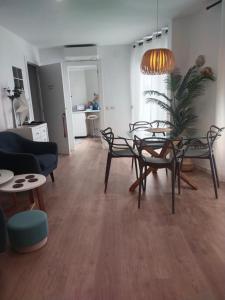 ein Wohnzimmer mit einem Tisch und Stühlen in der Unterkunft Apartament Les Cases in Les Cases d'Alcanar