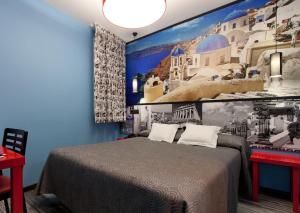 sypialnia z łóżkiem i dużym obrazem na ścianie w obiekcie JC Rooms Santo Domingo w Madrycie