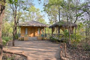 Saj In The Forest, Pench外面的花园