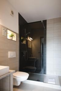 uma casa de banho com um chuveiro, um WC e um lavatório. em Toschis Station-Motel-Wirtshaus-an der Autobahn-Bowling em Zella-Mehlis